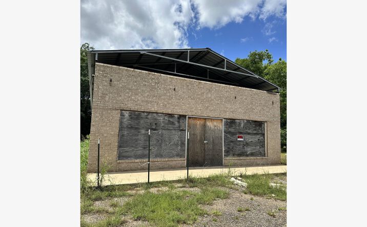 Pictures of Office, Retail property located at 814 Linda Dr, Daingerfield, TX 75638 for sales - image #1