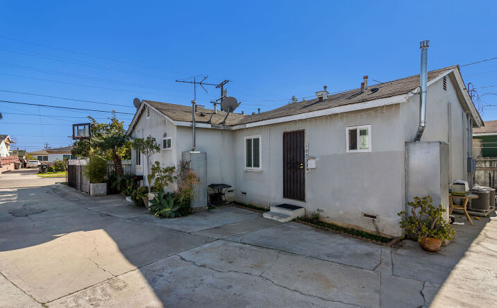 Pictures of Multifamily property located at 10833 Mansel Ave, Inglewood, CA 90304 for comps - image #1