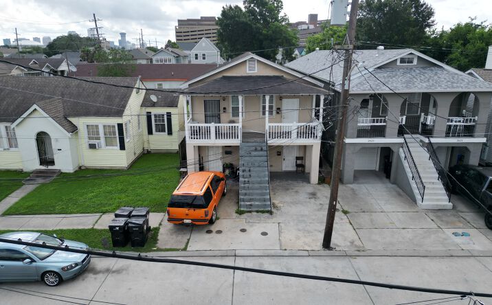 Pictures of Multifamily property located at 2627 Robert St, New Orleans, LA 70115 for sales - image #1