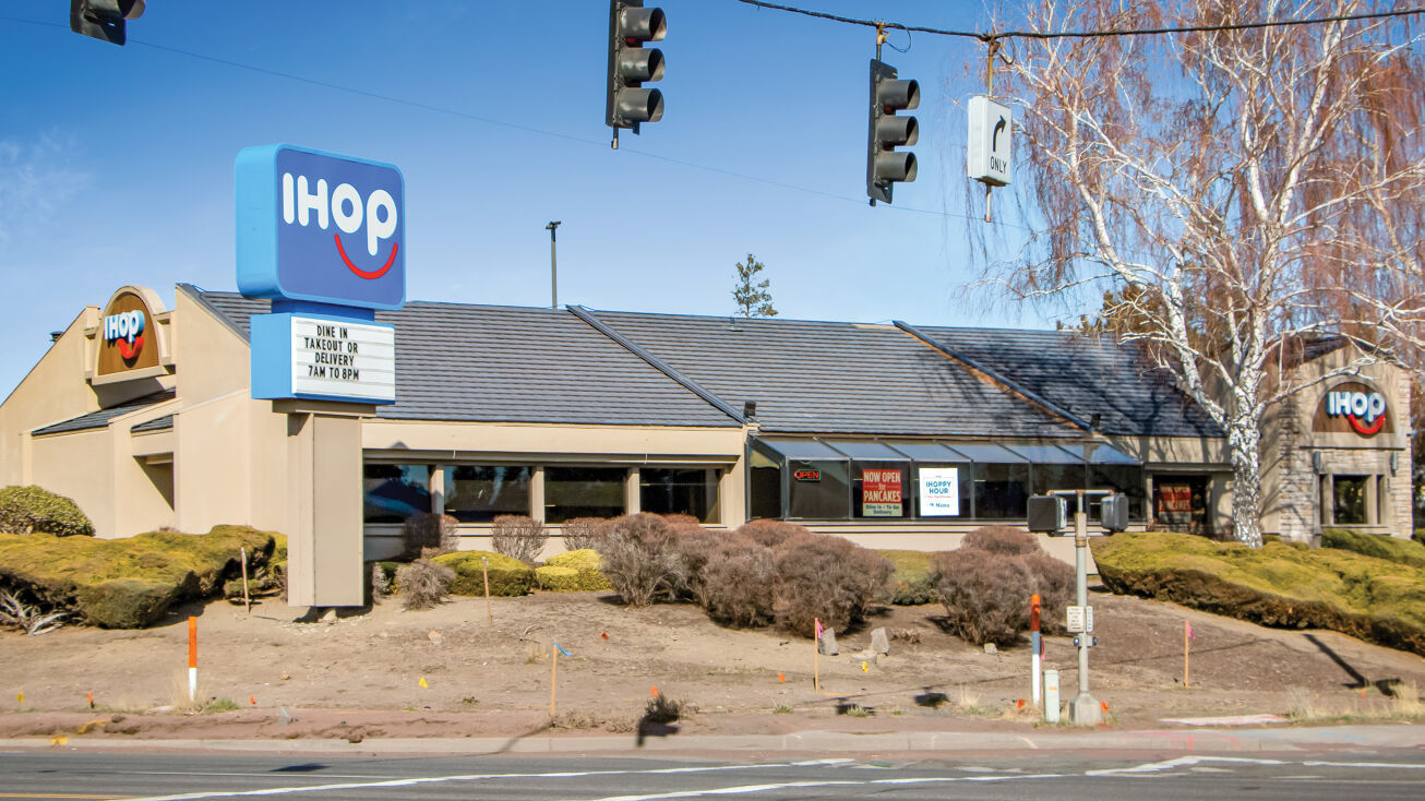 Pictures of Retail property located at 30 NE Bend River Mall Dr, Bend, OR 97703 for sales - image #1