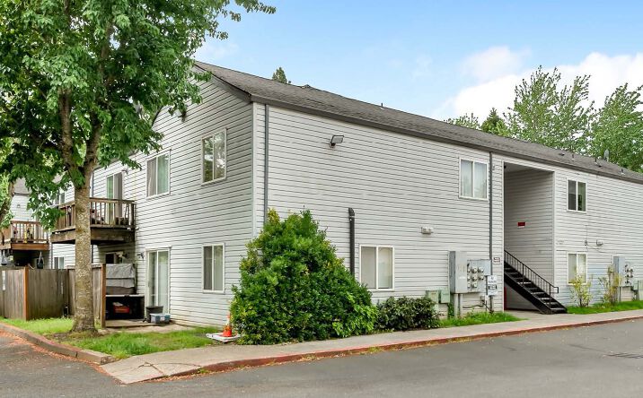 Pictures of Multifamily property located at 134 SE 160th Ave, Portland, OR 97233 for sales - image #1