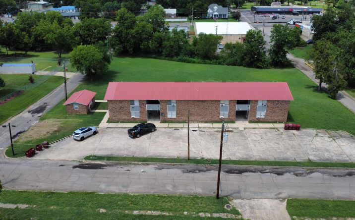 Pictures of Multifamily property located at 800 W Washington St, Clarksville, TX 75426 for sales - image #1
