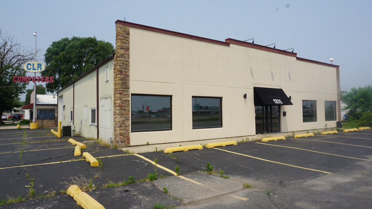 Pictures of Retail property located at 1321 N Arthur Burch Dr, Bourbonnais, IL 60914 for sales - image #1