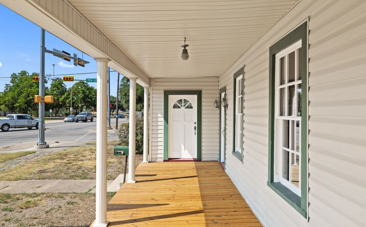 Pictures of Office, Retail property located at 620 N Main St, Taylor, TX 76574 for sales - image #1