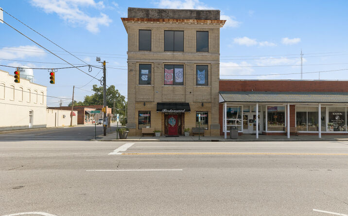 image of property at 201 W BROAD ST Saint Pauls NC 28384-1533