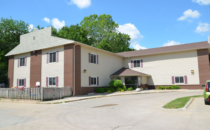 Pictures of Retail property located at 3054 86th St, Urbandale, IA 50322 for sales - image #1