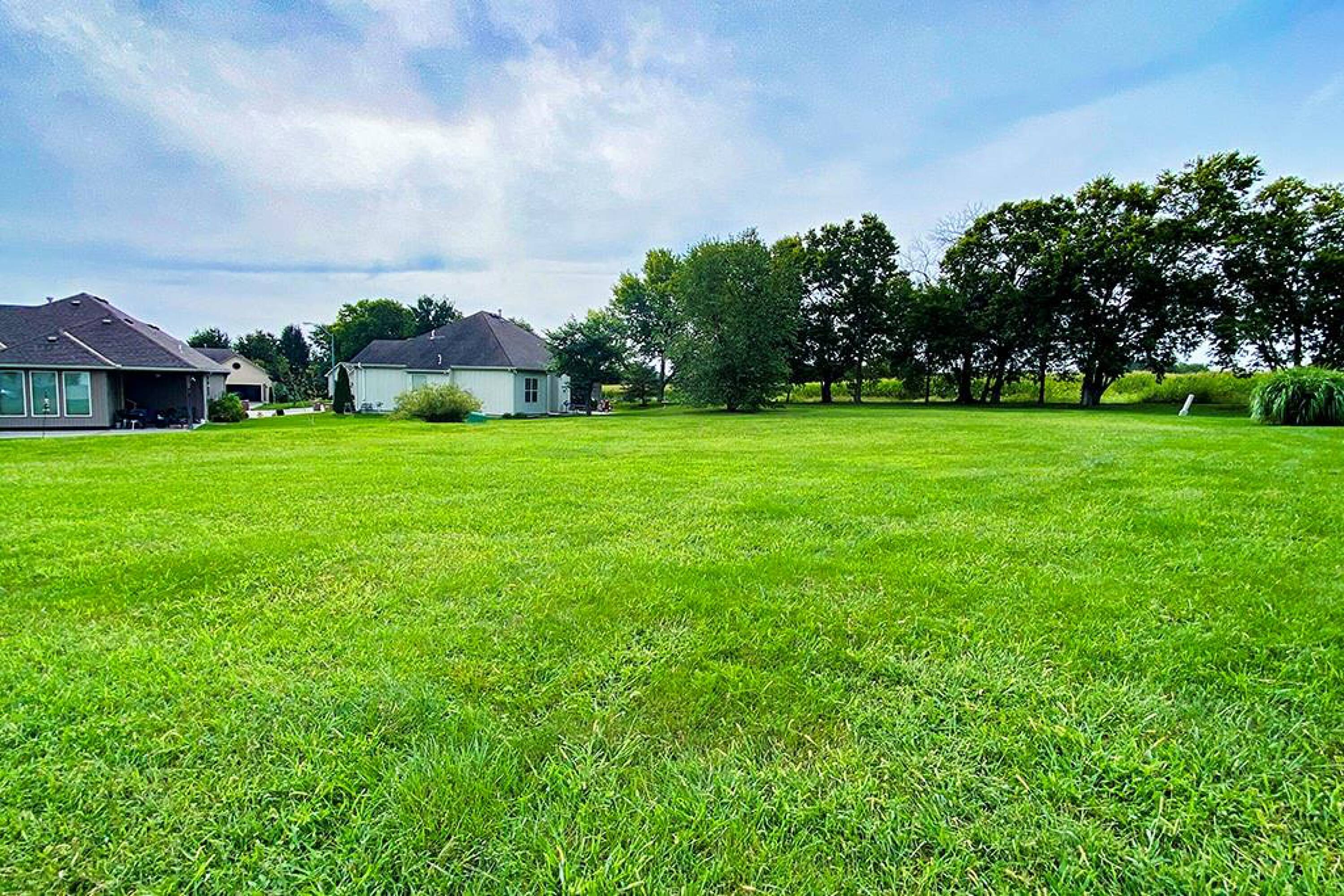 303 Crestview Ct, Raymore, MO 64083