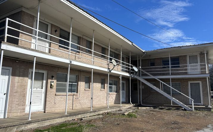 Pictures of Multifamily property located at 1702 Bois D'Arc St, Commerce, TX 75428 for sales - image #1