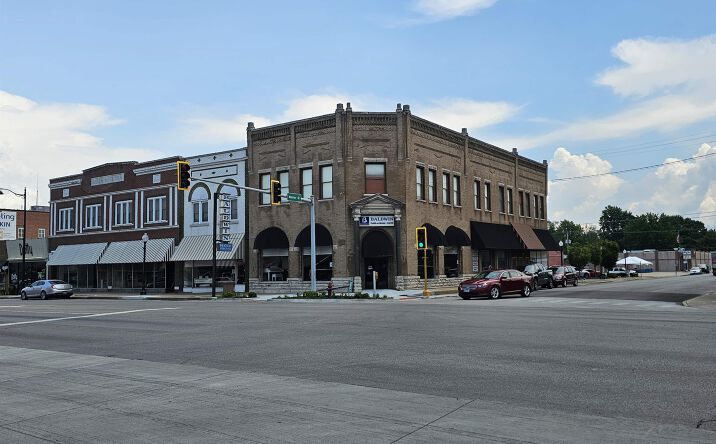 Pictures of Retail, Multifamily, Office property located at 200 N PARK Avenue, Herrin, IL 62948 for sales - image #1