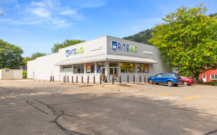 Pictures of Retail property located at 220 3rd St, Wellsville, OH 43968 for sales - image #1