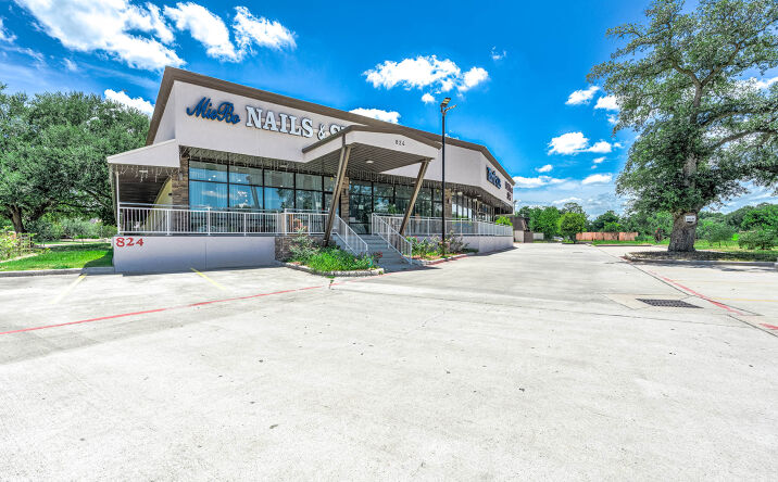 Pictures of Mixed Use, Office, Retail property located at 824 E Adoue St, Alvin, TX 77511 for sales - image #1