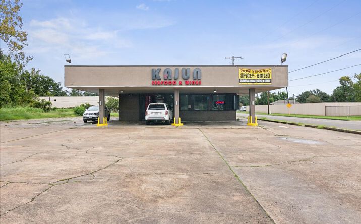 Pictures of Retail property located at 1102 W Park Ave, Orange, TX 77630 for sales - image #1