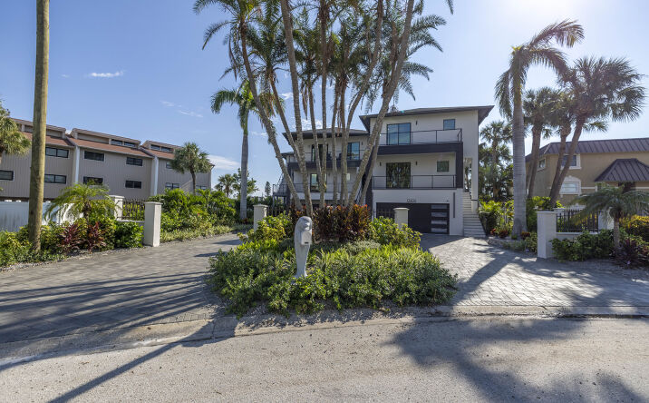 Pictures of Multifamily property located at 12400 Capri Cir N, Treasure Island, FL 33706 for sales - image #1