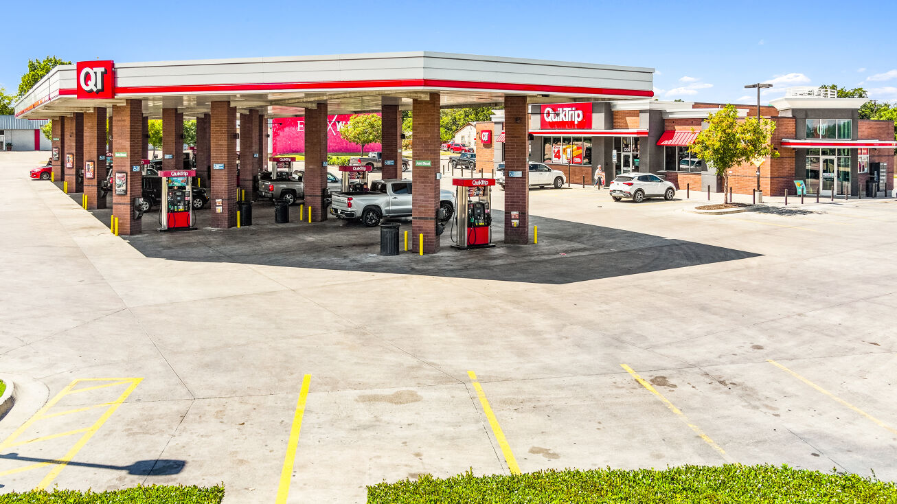 1206 W Main St, Grand Prairie, TX 75050