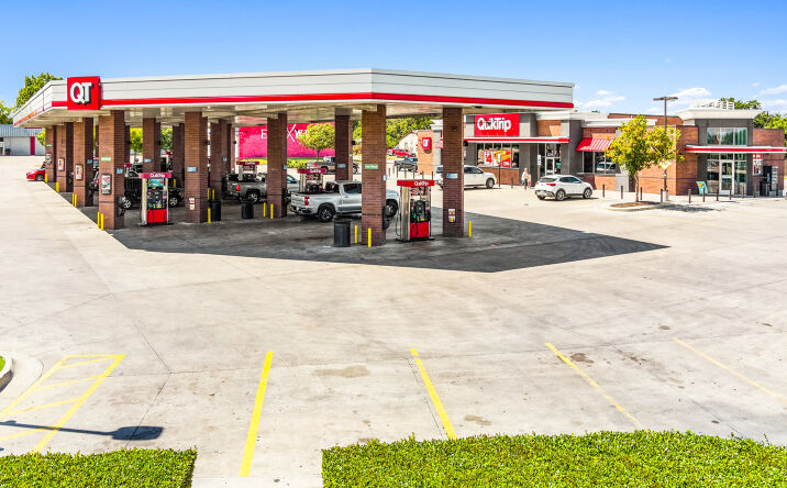 Pictures of Retail property located at 1206 W Main St, Grand Prairie, TX 75050 for comps - image #1