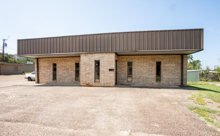 Pictures of Office property located at 309 W Gregg Ave, Gladewater, TX 75647 for sales - image #1