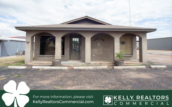 image of property at 801 LAKE AIR DR Waco TX 76710-5744
