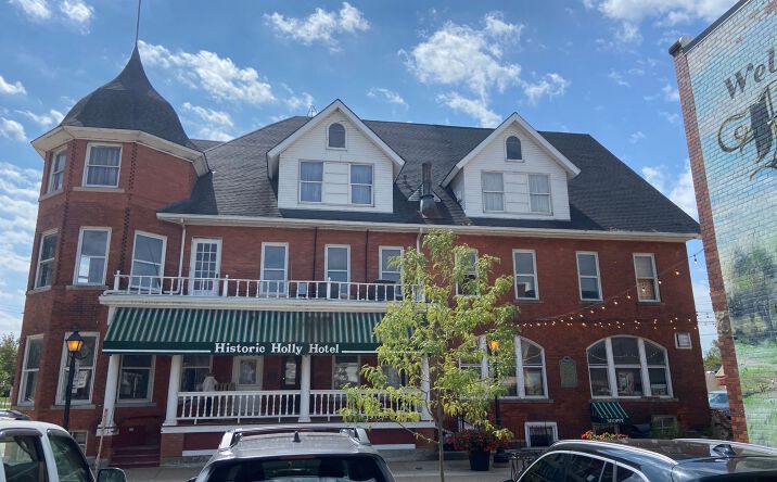 Pictures of Retail property located at 110 Battle Aly, Holly, MI 48442 for sales - image #1