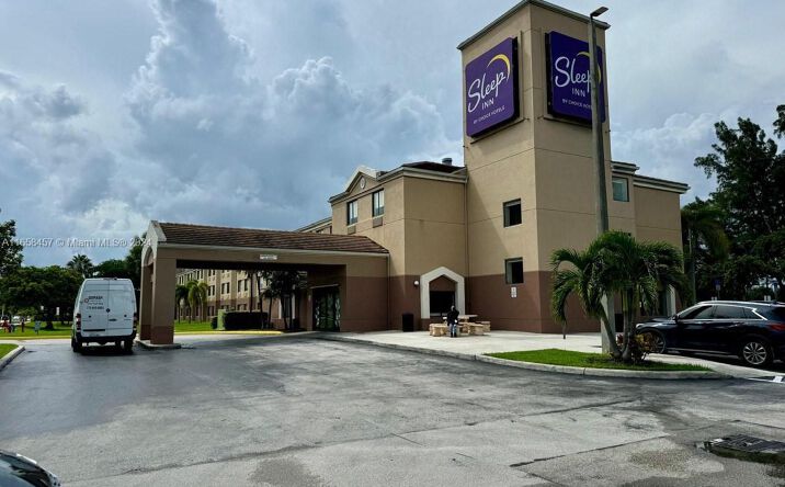 Pictures of Hospitality property located at 105 Fairway Dr, Miami Springs, FL 33166 for sales - image #1