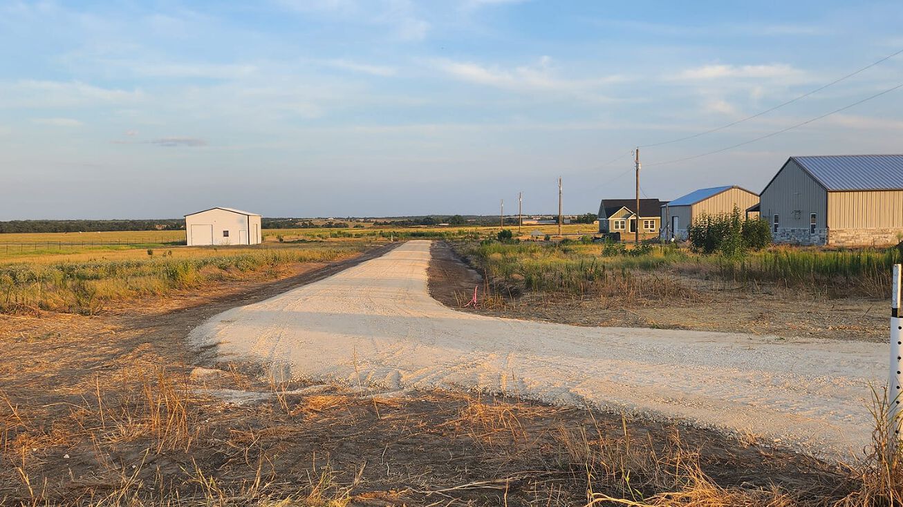 3001 Dolphin Dr, Coupland, TX 78615