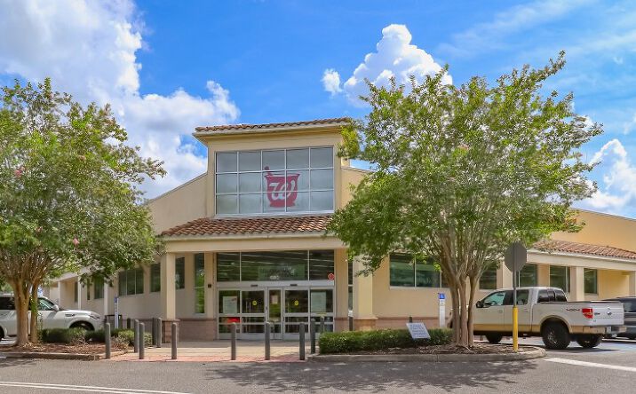 Pictures of Retail property located at 680 E Burleigh Blvd, Tavares, FL 32778 for sales - image #1