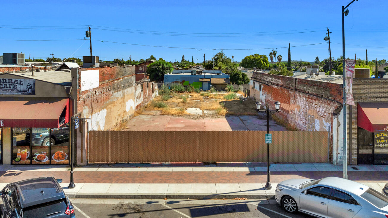 668 Fresno St, Parlier, CA 93648