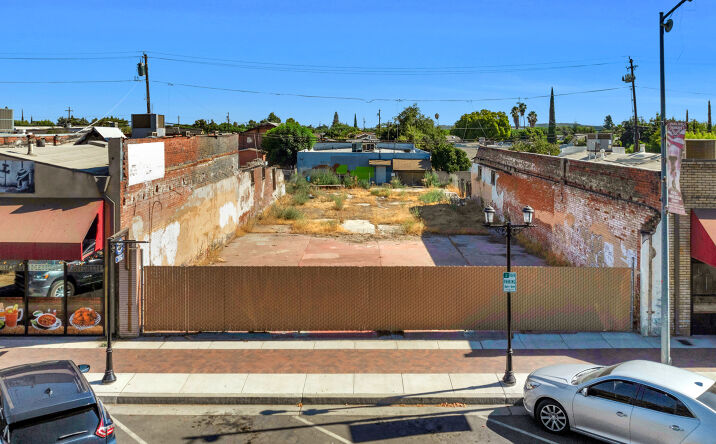 Pictures of Land property located at 668 Fresno St, Parlier, CA 93648 for sales - image #1