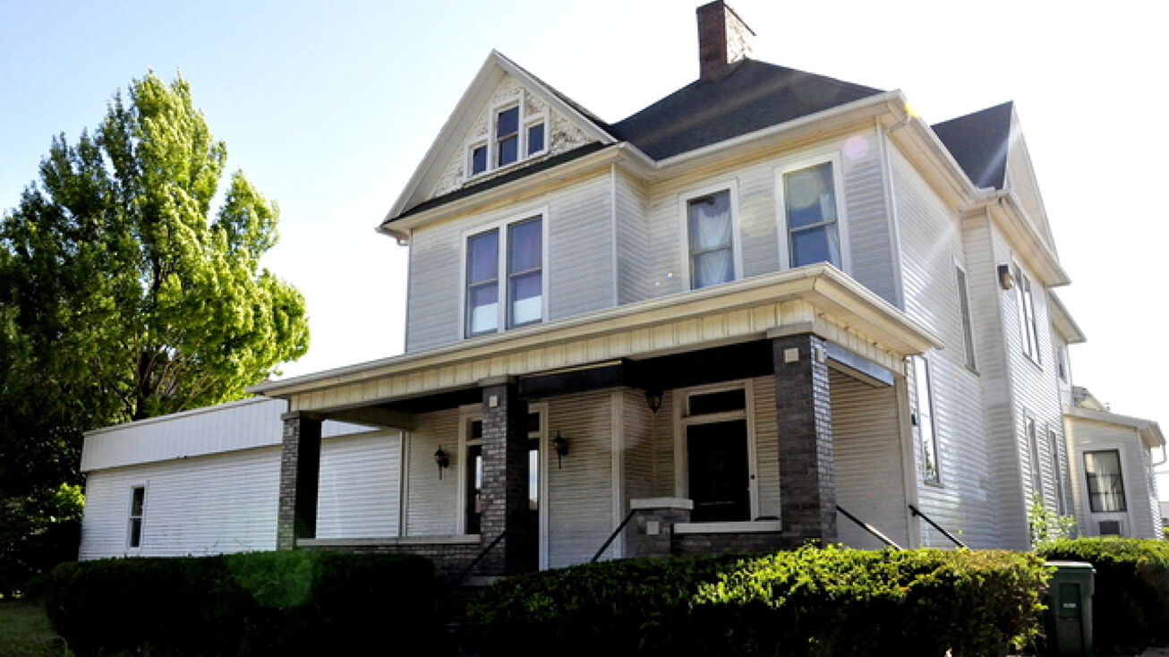 Pictures of Mixed Use, Office, Retail, Special Purpose property located at 208 N Park St, Streator, IL 61364 for sales - image #1