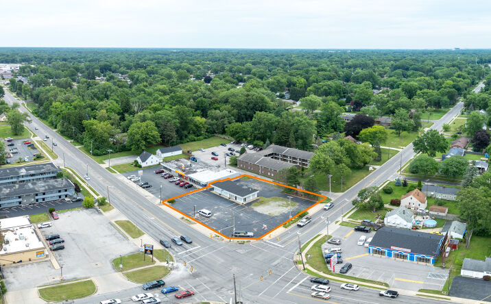 Pictures of Office, Retail property located at 2204 N Reynolds Rd, Toledo, OH 43615 for comps - image #1