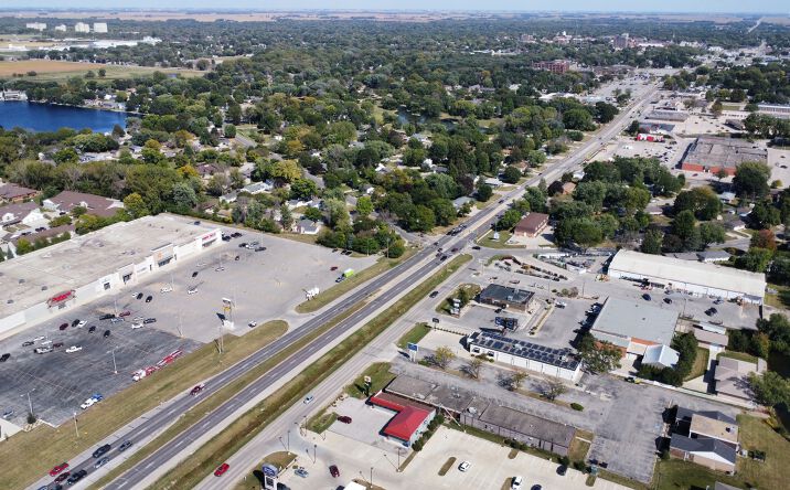 Pictures of Retail property located at 1905 4th St SW, Mason City, IA 50401 for sales - image #1