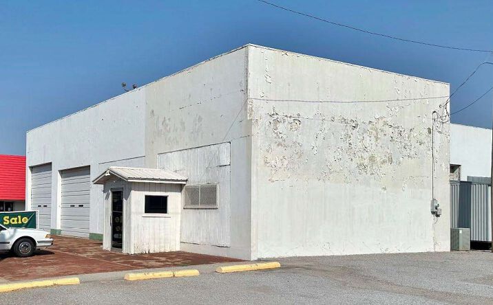 Pictures of Industrial property located at 704 W Choctaw Ave, Chickasha, OK 73018 for sales - image #1
