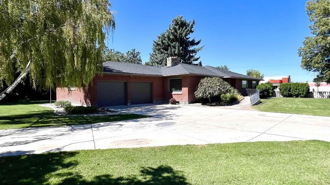 2240 Overland Ave, Burley, ID 83318