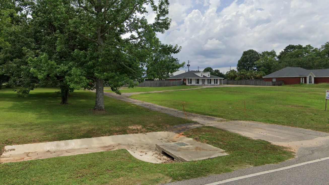 Pictures of Land property located at 2390 Mcfarland Rd,2400 Mcfarland Rd, Mobile, AL 36619 for sales - image #1
