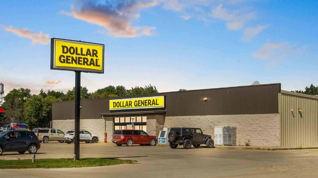 325 6th St, Manning, IA 51455