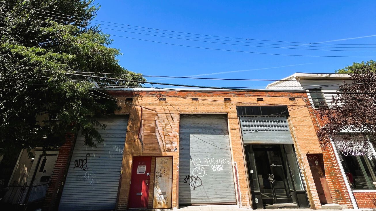 3906 Crescent St, Queens, NY 11101