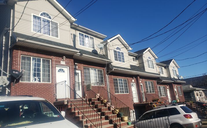 Pictures of Multifamily property located at 635 Goethals Rd N, Staten Island, NY 10314 for sales - image #1
