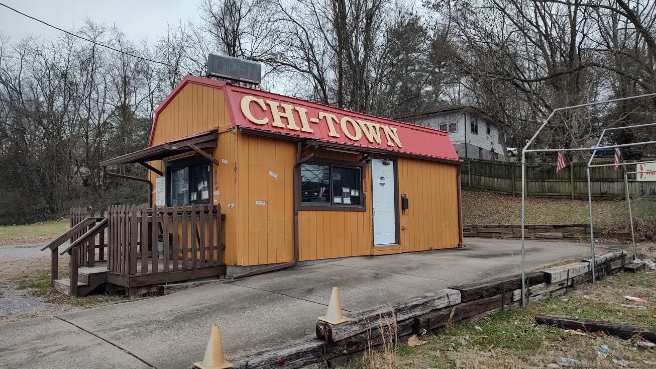 1057 S Riverside Dr, Clarksville, TN 37040