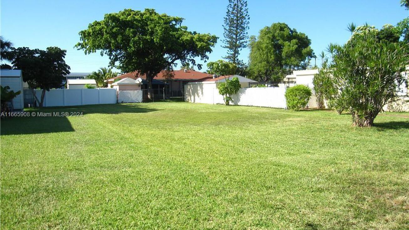 217 NE 4th St, Hallandale Beach, FL 33009