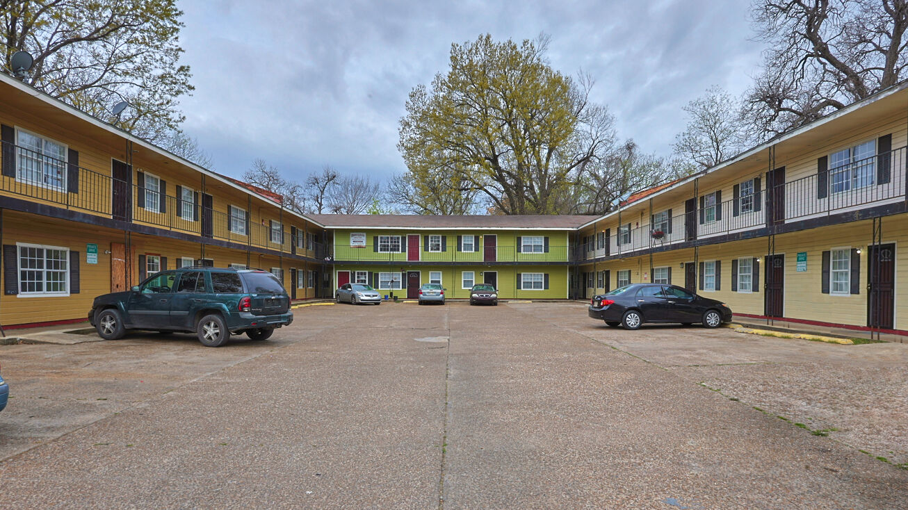 Pictures of Multifamily property located at 925 S Theobald St, Greenville, MS 38701 for sales - image #1