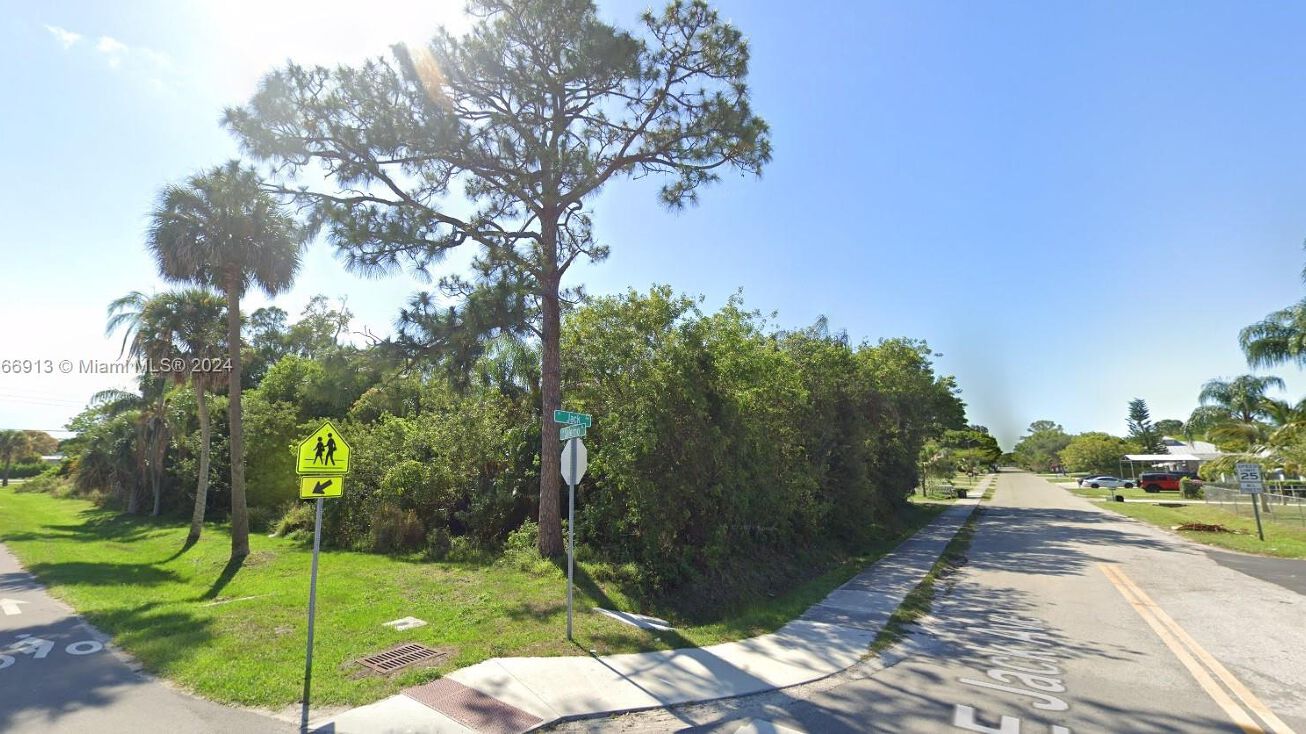 5120 SE Jack Ave, Port Salerno, FL 34997