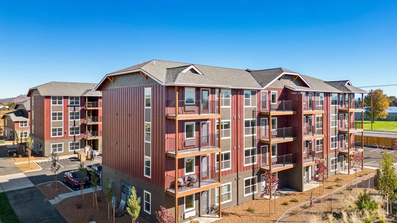 3025 NW 7th St, Redmond, OR 97756