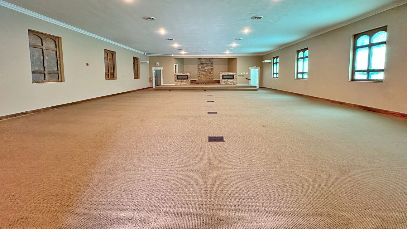Pictures of Hospitality, Mixed Use, Office, Retail property located at 810 N Broadway St, Lebanon, OH 45036 for sales - image #1