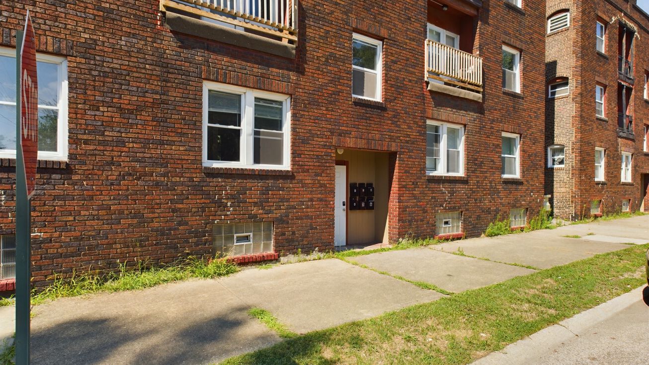 8601 Kenmore Ave, Cleveland, OH 44106