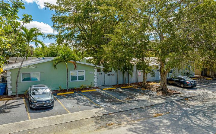 Pictures of Multifamily property located at 200 NW 17th Ct, Fort Lauderdale, FL 33311 for sales - image #1