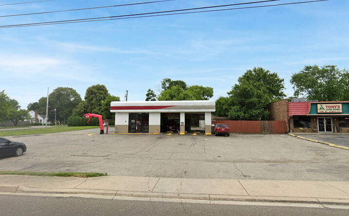 Pictures of Retail property located at 621 S Main St, Englewood, OH 45322 for sales - image #1