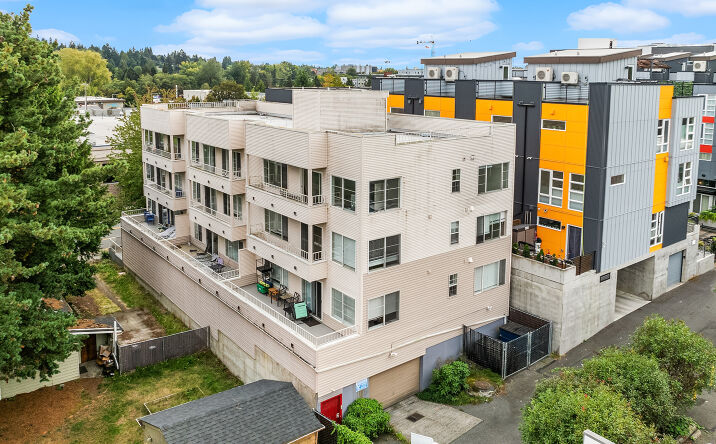 Pictures of Multifamily property located at 1018 NE 112th St, Seattle, WA 98125 for sales - image #1