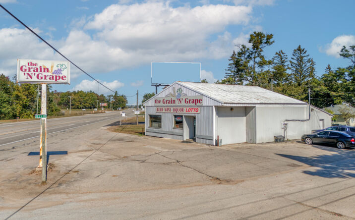 Pictures of Retail property located at 6998 US-2, Gladstone, MI 49837 for sales - image #1