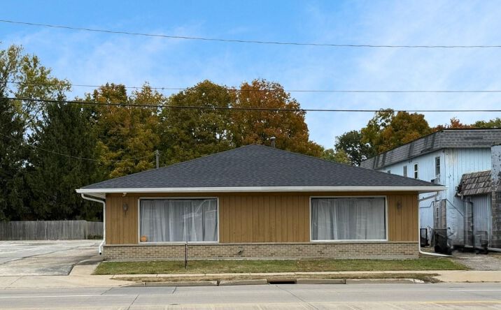 Pictures of Retail property located at 1055 N HENDERSON Street, Galesburg, IL 61401 for sales - image #1