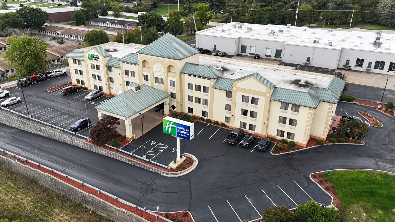 1848 Bowles Ave, Fenton, MO 63026