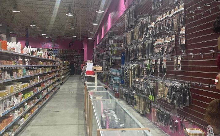 Pictures of Retail, Industrial property located at 20811 S Dixie Hwy, Miami, FL 33189 for sales - image #1